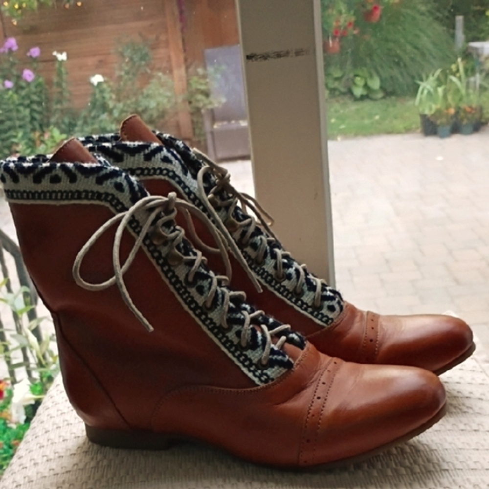Anthropologie Fortress of Inca Tapestry Trim Booties Size 6.New Condition
